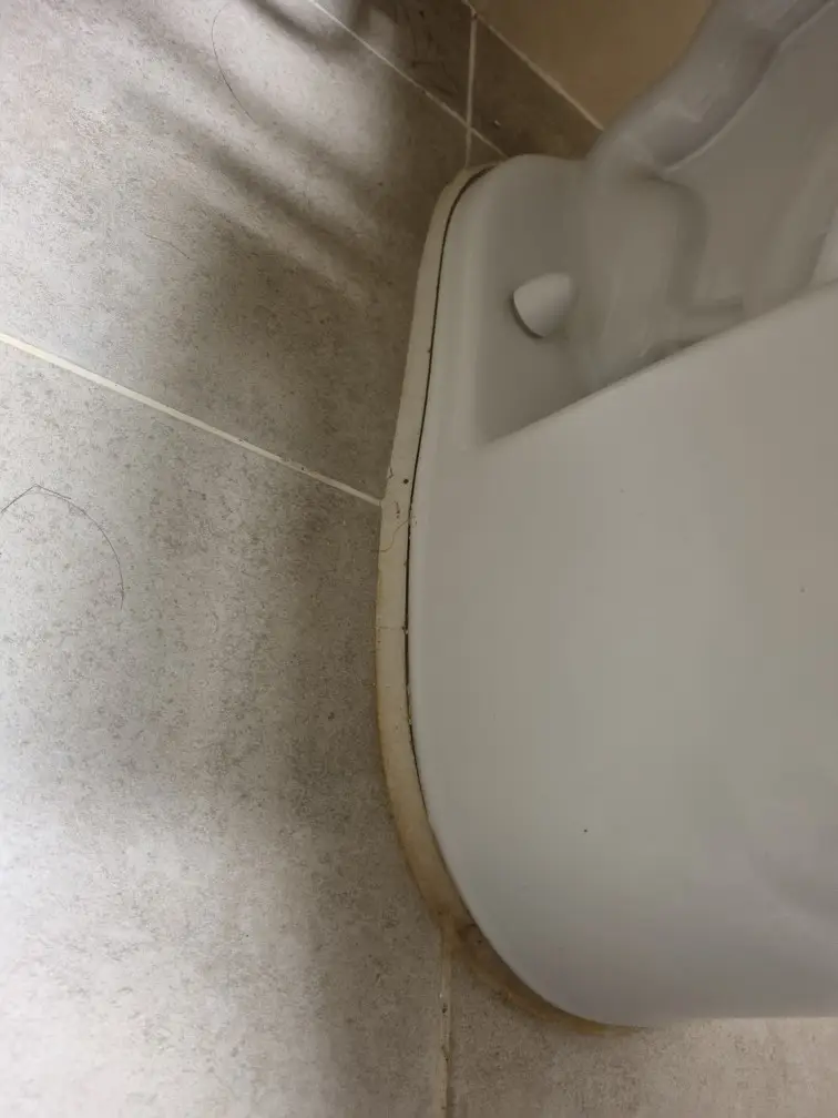 변기 흔들거릴 때 백시멘트 작업으로 안정시키는 방법